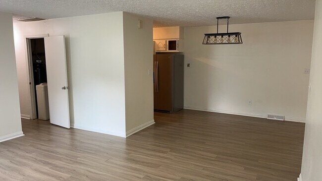 Building Photo - 621 Waneta Ave