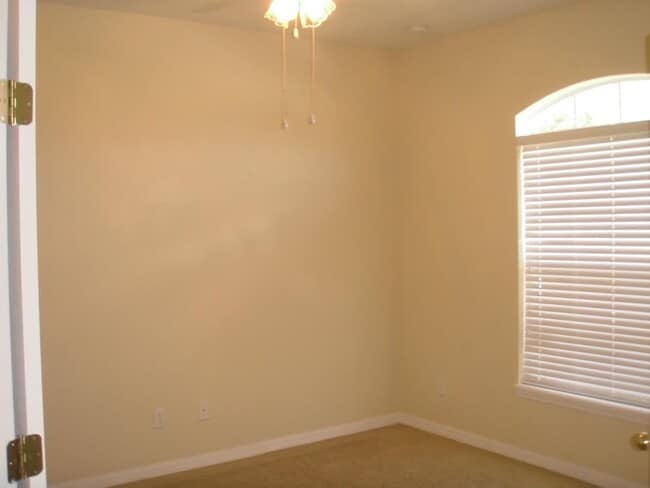 Building Photo - Large 4 bedroom, 2 bath home for rent.