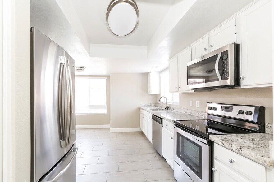 Building Photo - 7922 W Laurel Ln