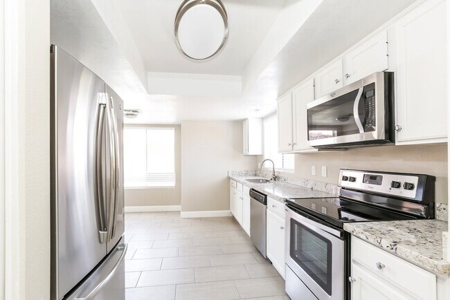 Building Photo - 7922 W Laurel Ln