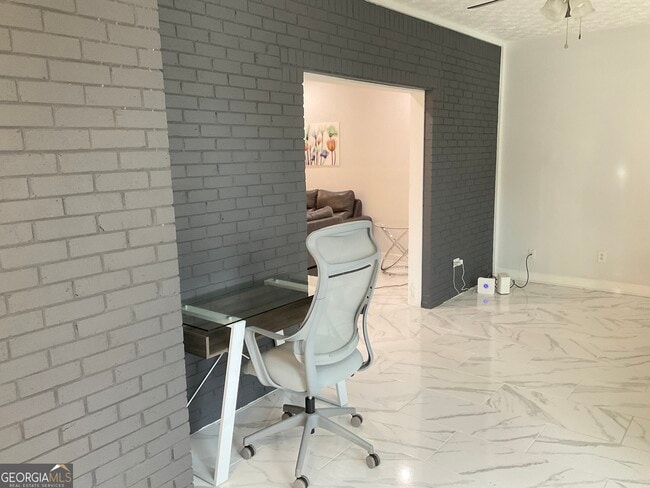 Building Photo - 558 Kenwood Rd