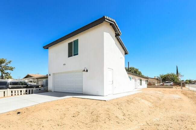 Building Photo - Spacious 3BR/2BA Home with Open Floor Plan, Garage & Washer/Dryer