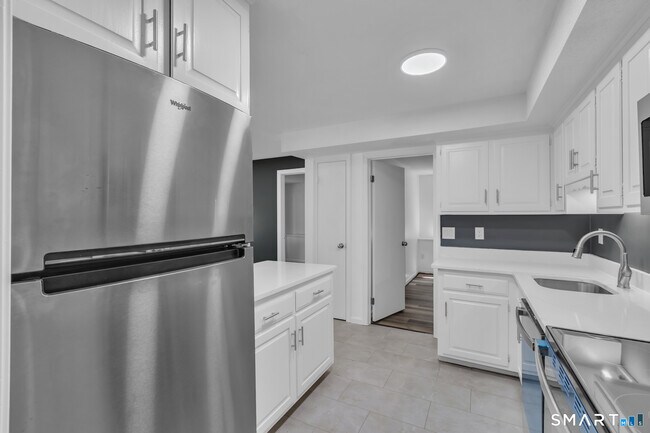 Building Photo - 15 Cardinal Dr