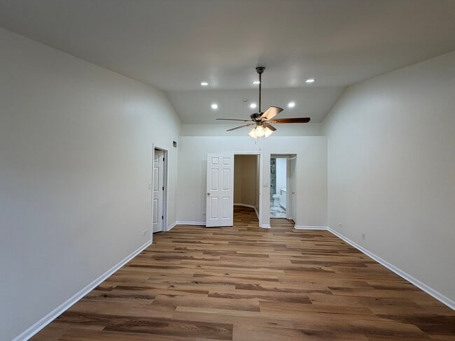 Building Photo - 431 Pine Lake Cir