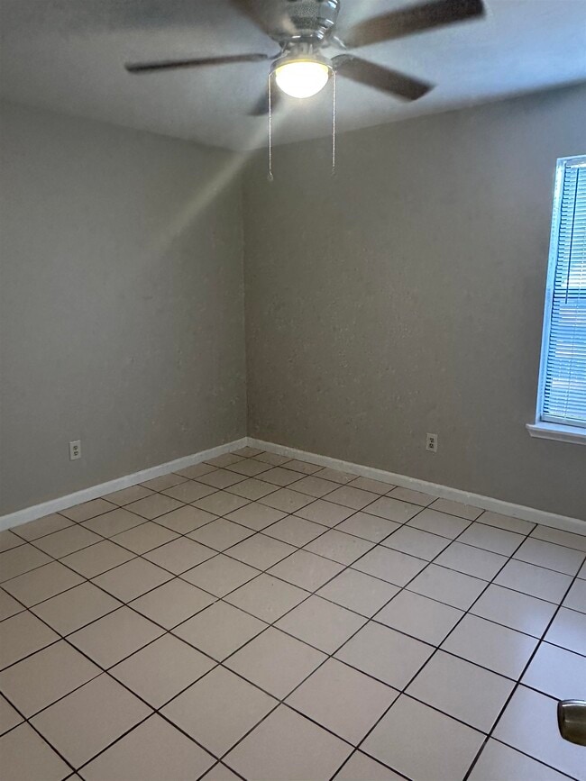 Building Photo - 1830 Sylvan Ct