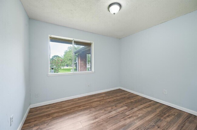 Building Photo - 13910 New Village Ln