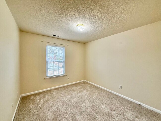 Building Photo - Comfortable 3BD, 2.5BA North Raleigh Townhome with HOA Amenities