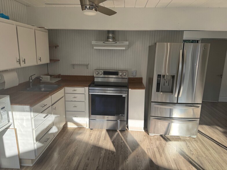 Building Photo - 160 College Ave