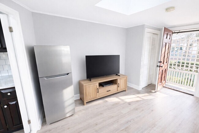 Building Photo - 92 Elm St