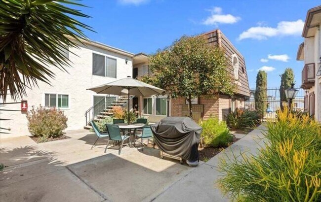 Building Photo - North Park Condo Steps to Adams Ave Normal Heights!