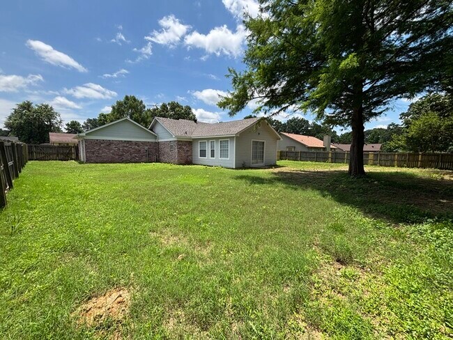 Building Photo - 12 Tripp St