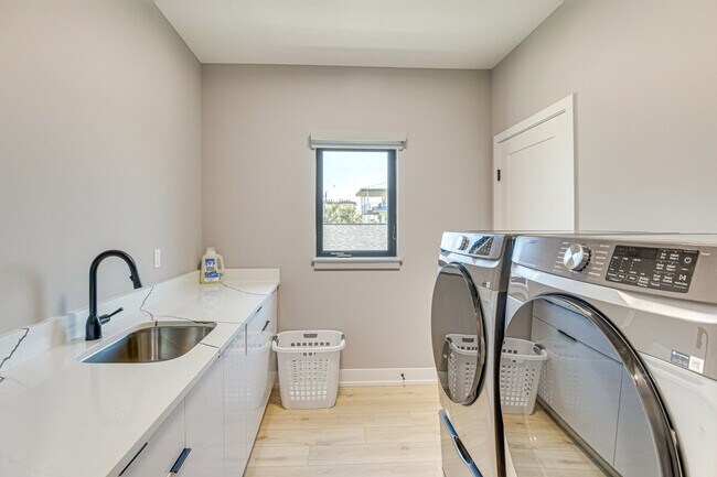 Building Photo - 118 Via Madrid Dr