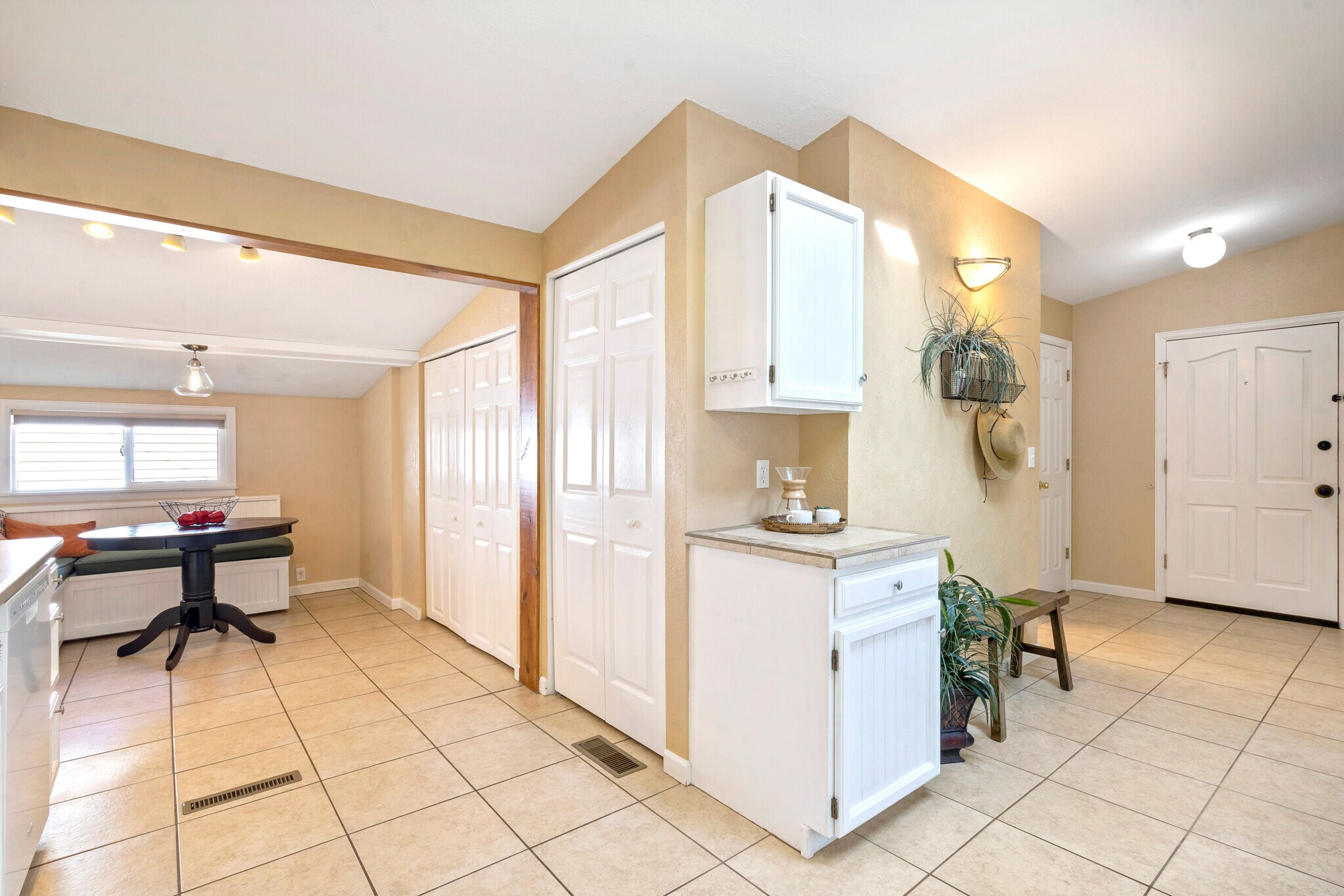 Building Photo - 1204 W 10th St