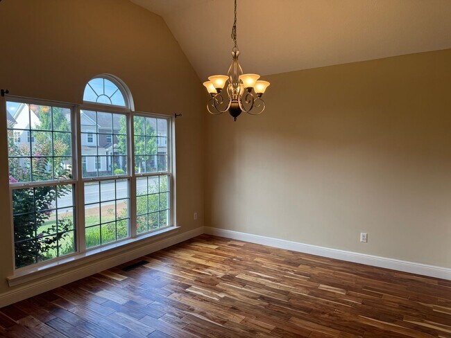 Building Photo - Great 4BR home near Brentwood