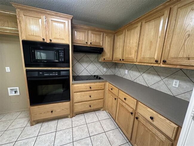 Building Photo - 2305 Haverhill Dr
