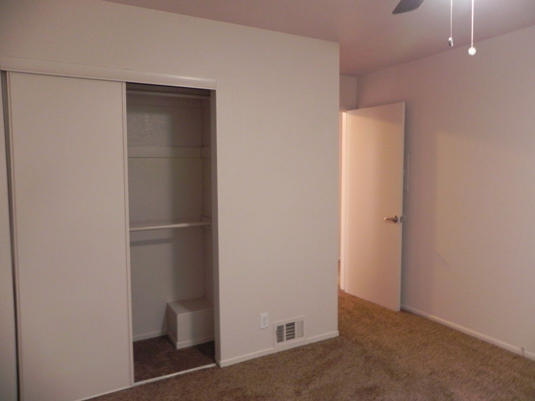 Building Photo - 2216 Peach Ave