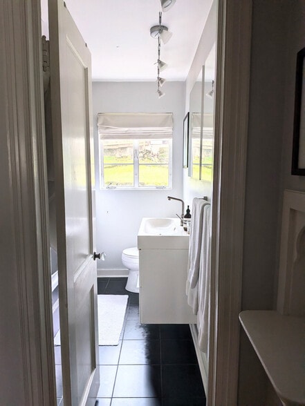 Building Photo - 4409 N Lookout Rd