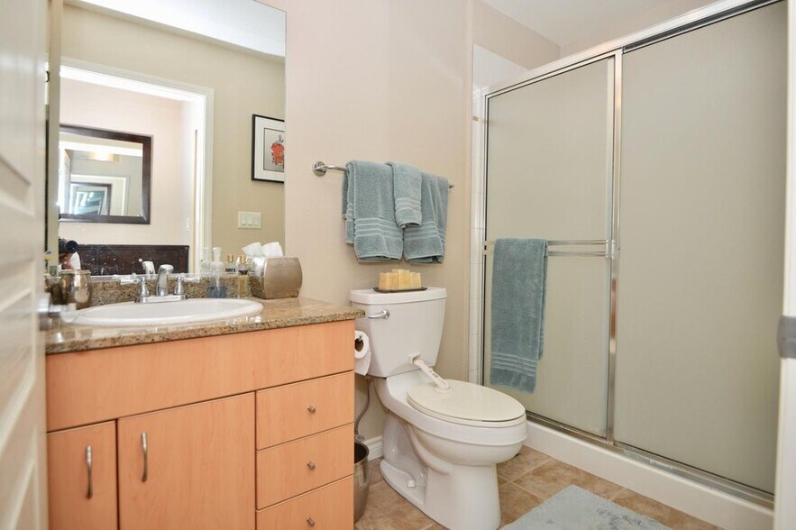 Primary Bath - 300 W Beech St