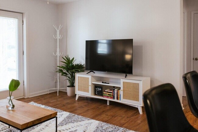 Building Photo - 672 Barber St