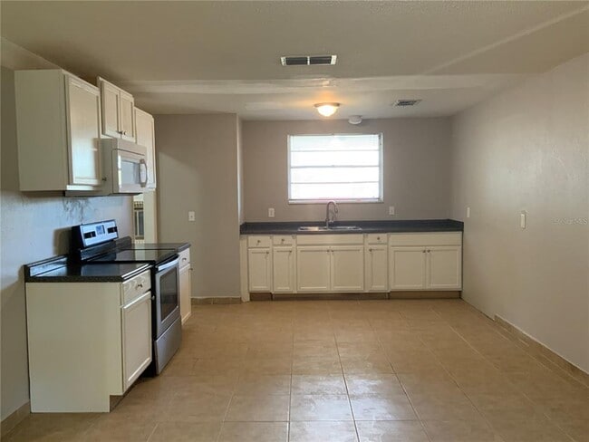 Building Photo - 17502 E Colonial Dr