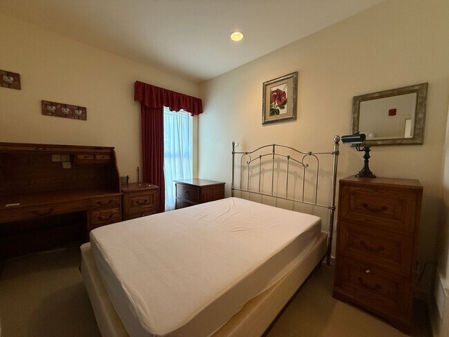 Building Photo - Modern Condo in the Heart of the City's Lo...