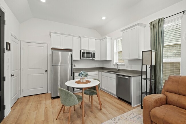 Building Photo - 9405 Vis Fls Trce