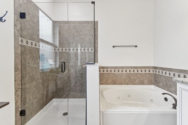 Building Photo - Spacious 4 Bed, 2 Bath Single Family Home ...