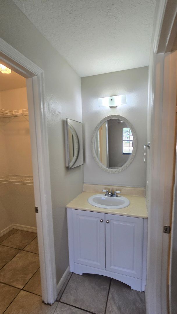 Building Photo - 3 Bed, 2 Bath, 1 Car garage.