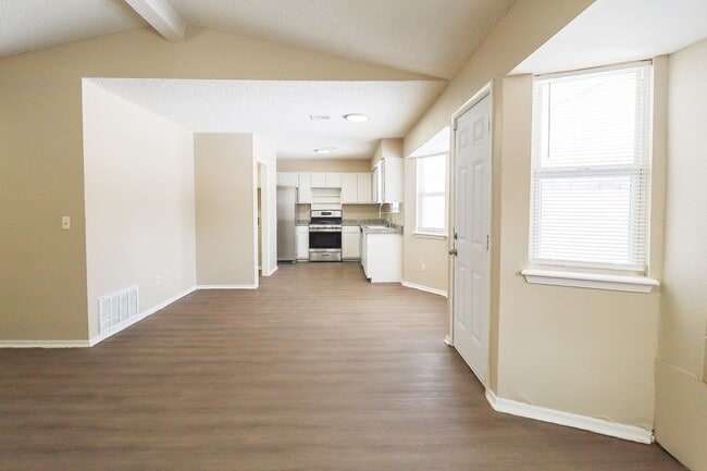 Building Photo - 3 Bed | 1 Bath in East Tulsa!