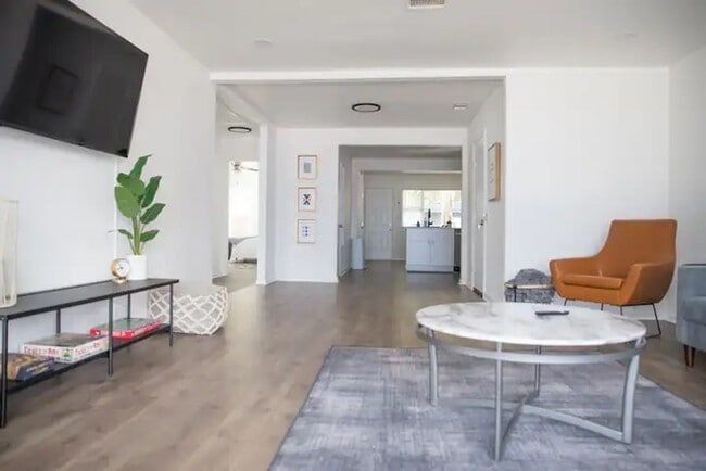 Building Photo - Fully Renovated 2x1 in a fabulous location!