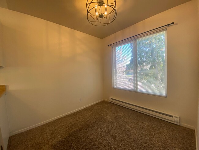 Building Photo - 1 bedroom, 1 bathroom upstairs unit