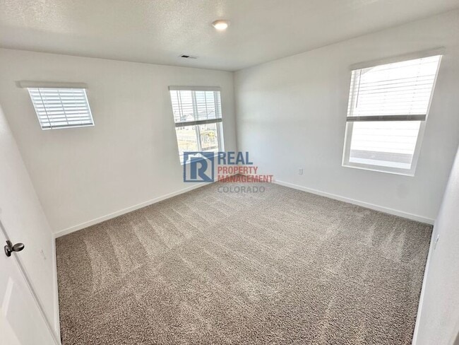 Building Photo - 778 N Clubview St