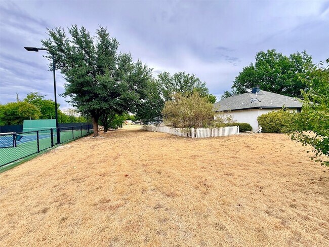 Building Photo - 16235 Red Wood Cir N