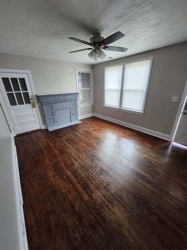 Building Photo - 2309 Westview Dr