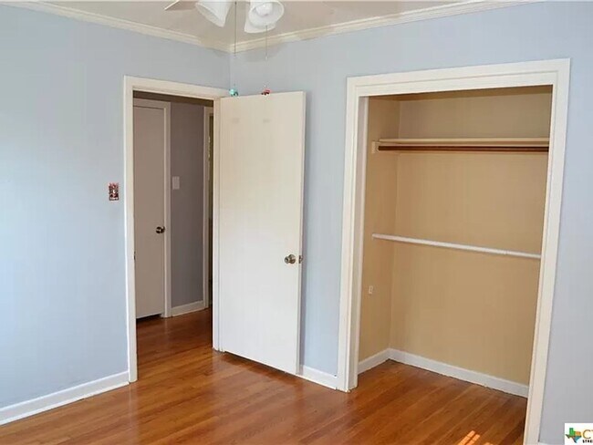 Building Photo - 3 Bed, 1 Bath with Hardwood Floors and Large Fenced Backyard
