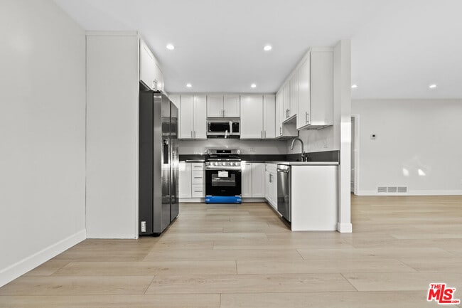 Building Photo - 330 E Dryden St