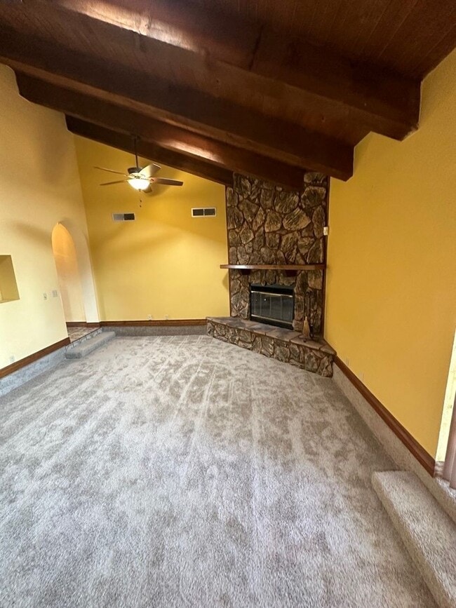 Building Photo - Beautiful 3 Bedroom, 3 Bathroom, Available...