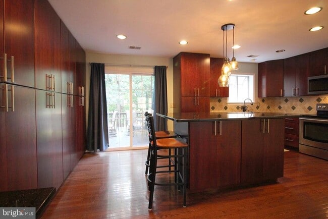 Building Photo - 8027 Merry Oaks Ct