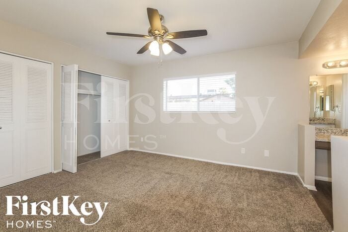 Building Photo - 1327 W Kerry Ln