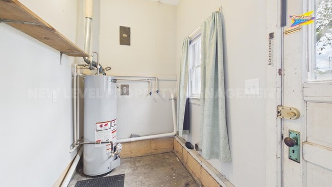 Building Photo - 413 E 6th St