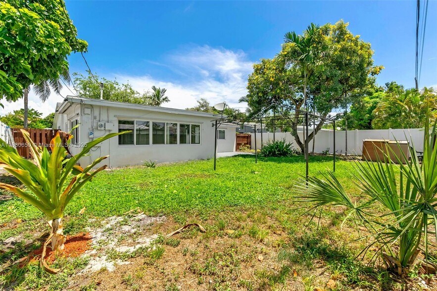 Building Photo - 330 NE 42nd Ct
