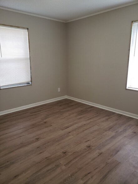 Building Photo - 5028 Acorn Dr