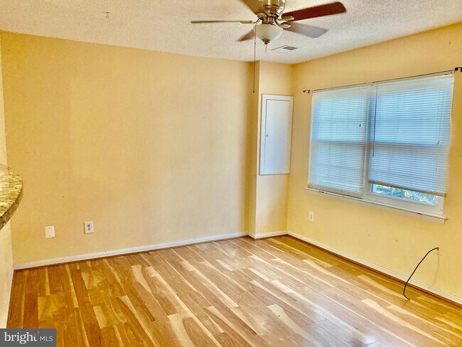 Building Photo - 8864 Walutes Cir