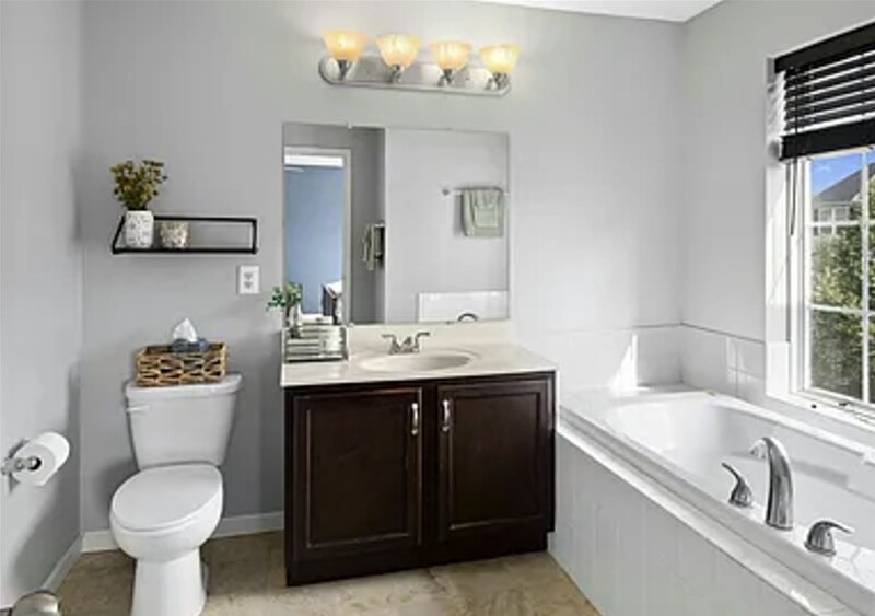 Building Photo - 14 N School Ln