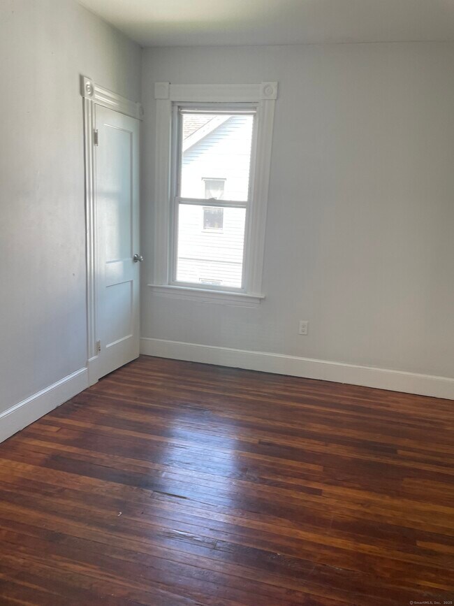 Building Photo - 204 Alder St