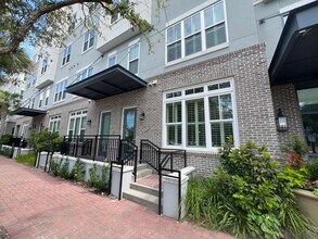 Building Photo - 1 Bedroom 1.5 Bath Condo on Daniel Island ...