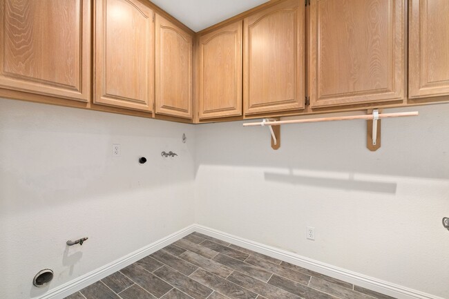 Building Photo - Beautiful 4-Bedroom, 2.5-Bathroom Home in ...