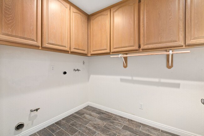 Building Photo - Get $500 OFF - Beautiful 4-Bedroom, 2.5-Bathroom