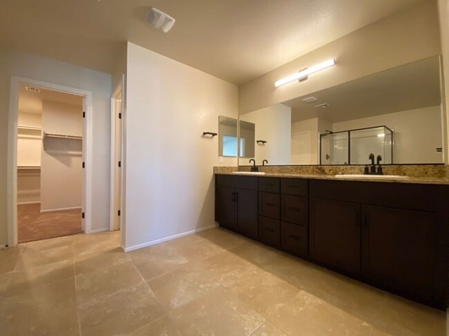 Building Photo - 4 BED 3 BATH Townhome, 1 LOFT, 2 GARAGES, GATED!