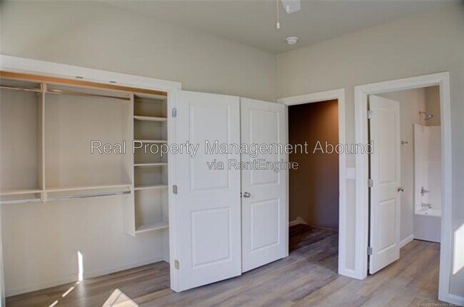 Building Photo - 726 S Weenonah Ave